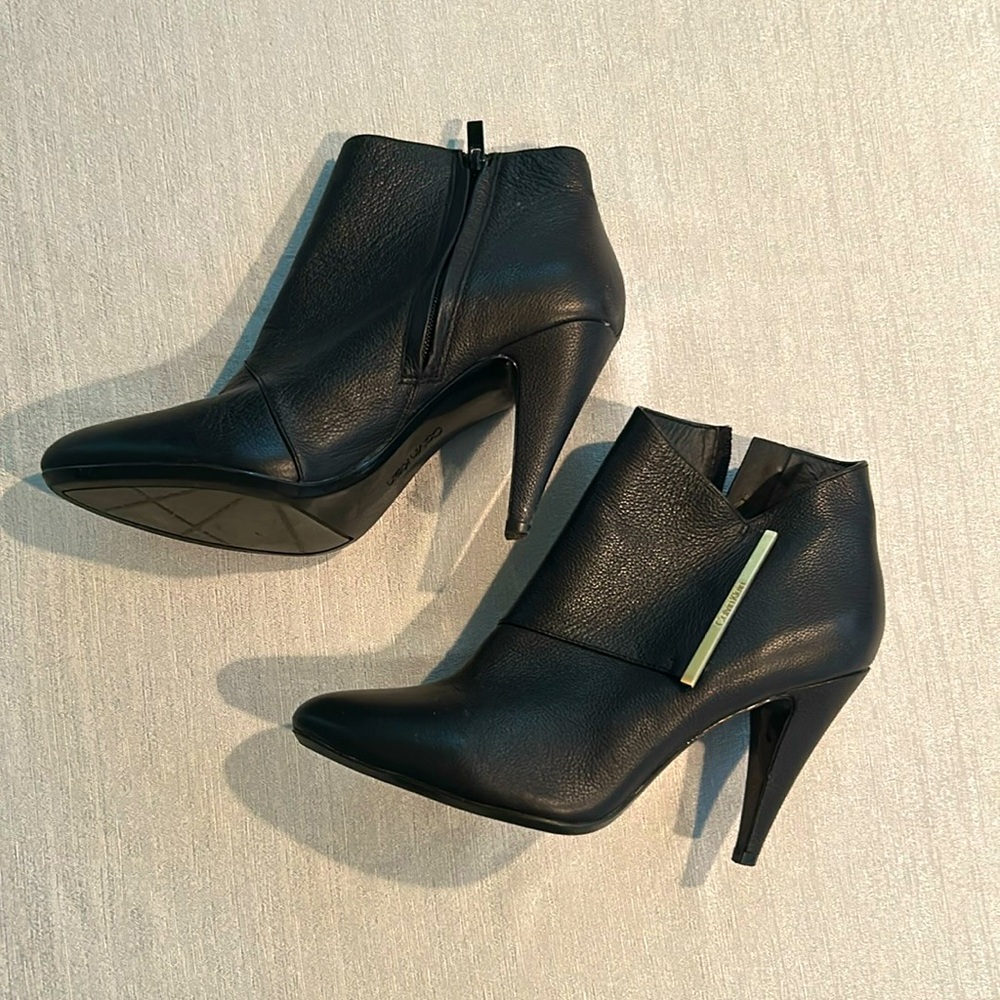 Calvin Klein Women’s Black Ankle Booties w/ Logo accent design Size 9.5 Preowned